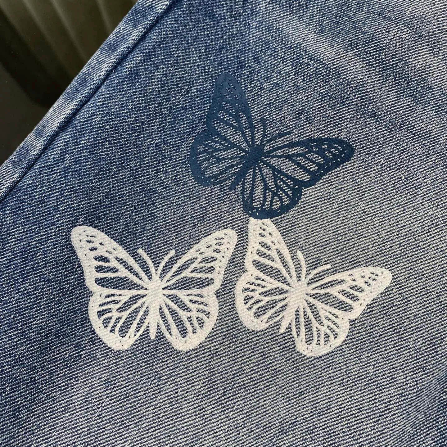 P230 Chrome Hearts 2025 new rare three-color butterfly print couple's washed loose jeans. High version, high version, top ceiling quality. Styles with different washed textures, very friendly to people with thin legs and thick legs. The straight version is very flattering to the leg shape. Moderate length that never goes out of style, easy to match with casual, basic styling for various styles, a must-have in the wardrobe! The fabric is stiff but also makes the upper body soft without losing texture. The washing process is even more perfect. It is a must-have item for everyone! ! ! Washed wheat, hang tag, pants label, three labels complete Color: blue Size: 28, 30, 32, 34